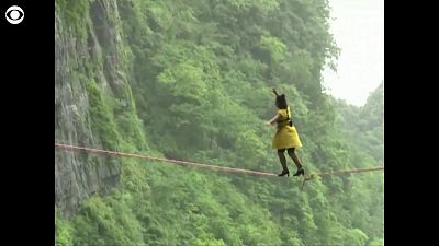 Κίνα: Ισορροπία σε σχοινί πάνω σε τακούνια!