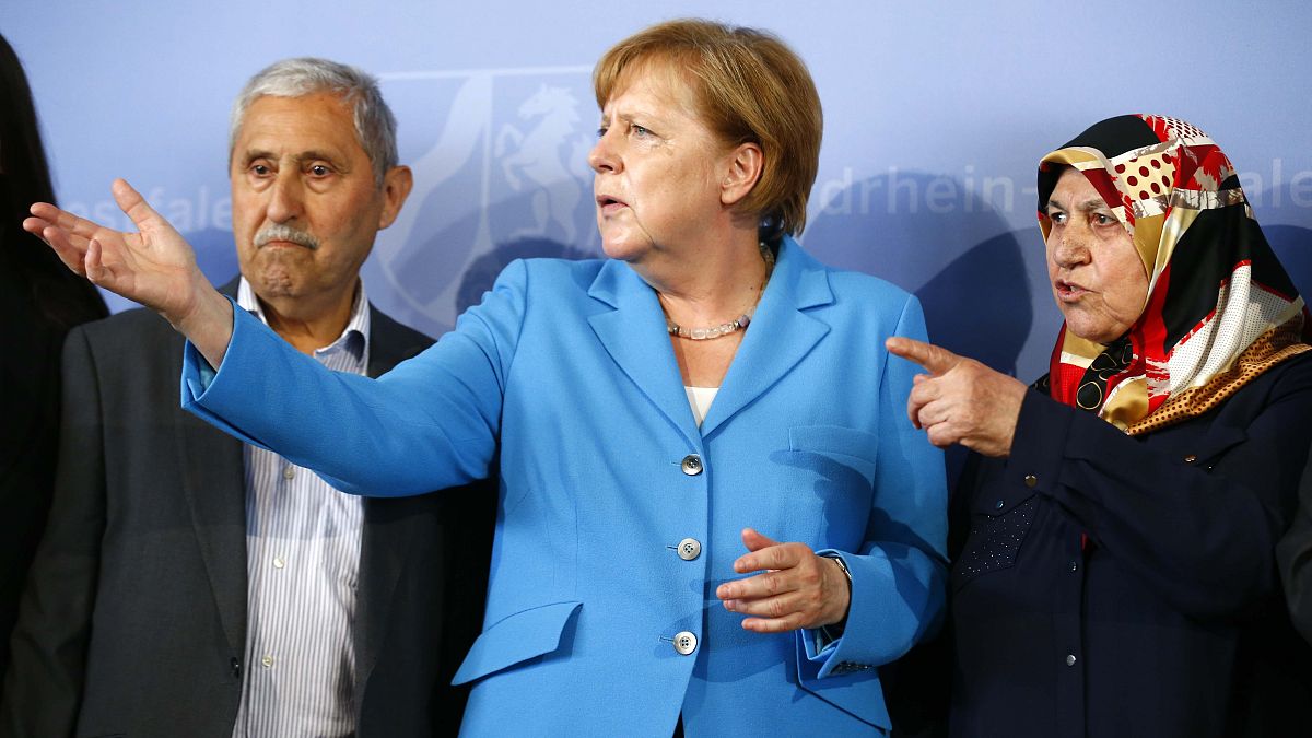 Angela Merkel két túlélővel