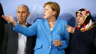 Angela Merkel két túlélővel Angela Merkel két túlélővel