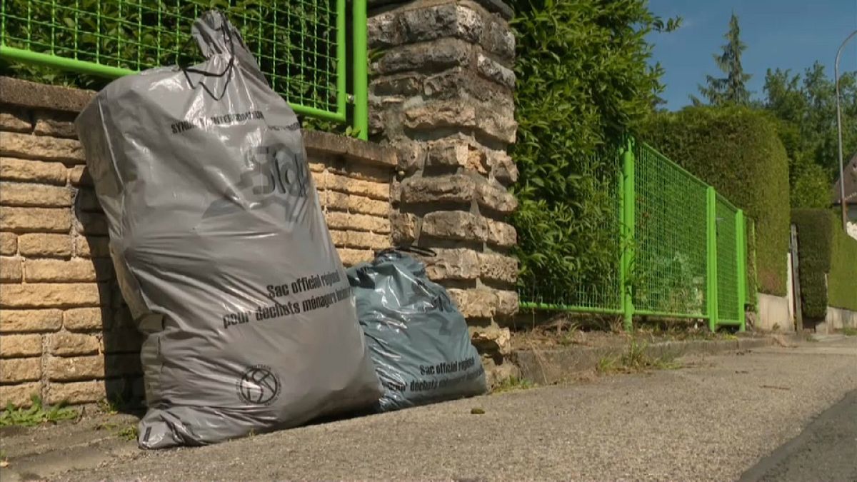 Швейцарцы выносят мусор во Францию