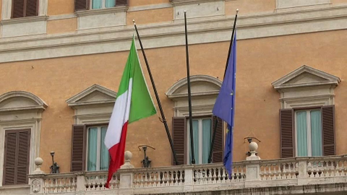 Bandeiras de Itália e União Europeia hasteadas em Itália