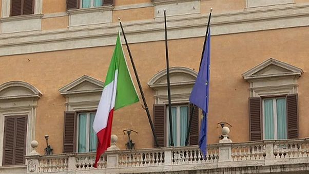 Bandeiras de Itália e União Europeia hasteadas em Itália Bandeiras de Itália e União Europeia hasteadas em Itália