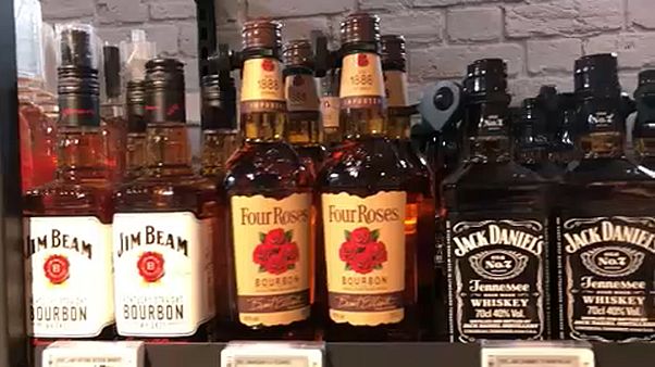 Garrafas de u´ísque bourbon numa prateleira Garrafas de u´ísque bourbon numa prateleira