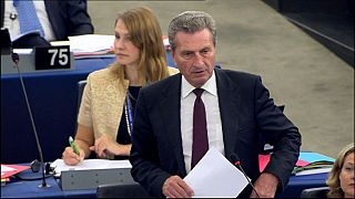 Mercati e voto: Oettinger critica l'Italia, valanga di critiche