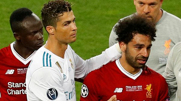 Ronaldo conforta Salah após a lesão na final da Liga dos Campeões Ronaldo conforta Salah após a lesão na final da Liga dos Campeões