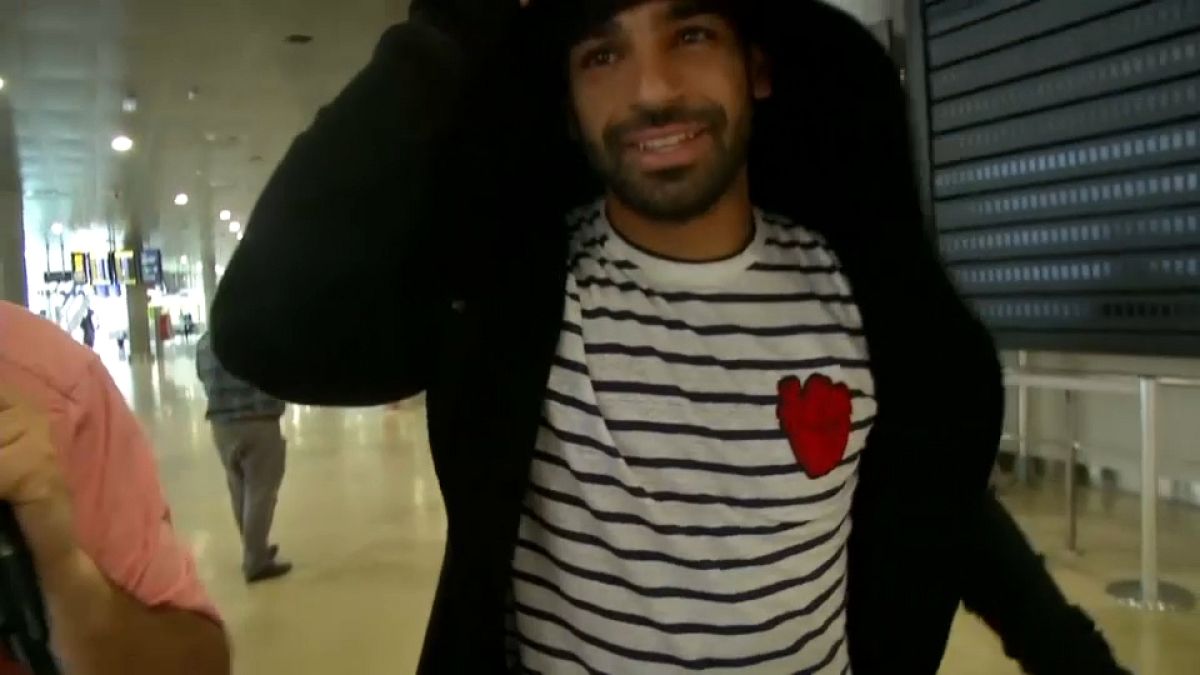 شاهد: محمد صلاح يصل إلى مطار فالنسيا الإسباني لبدء العلاج