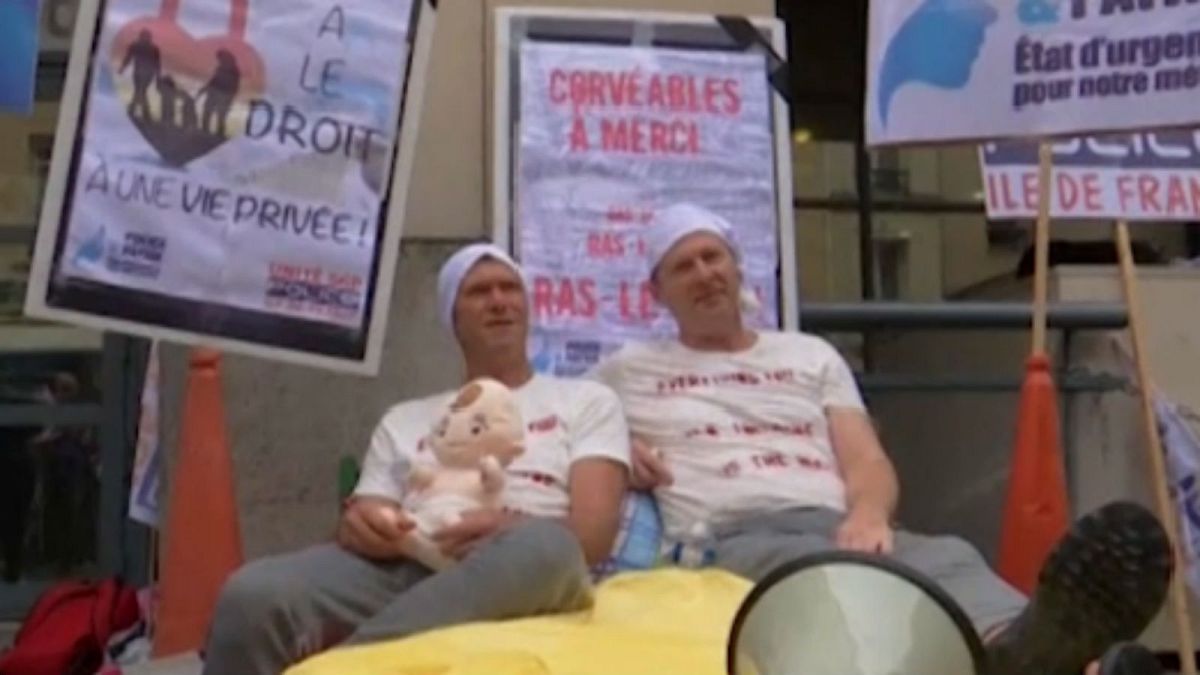Paris police don pyjamas for protest over working conditions