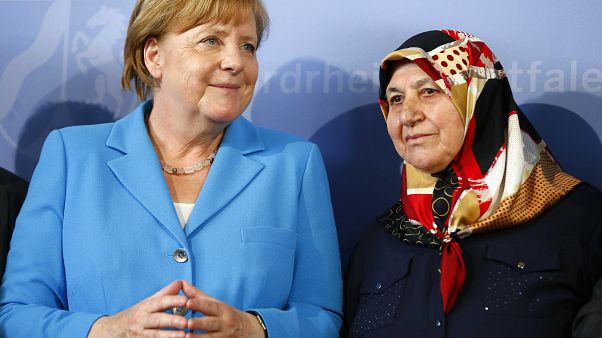 Erinnern an Solingen vor 25 Jahren mit Überlebender Mevlüde Genc (75) Erinnern an Solingen vor 25 Jahren mit Überlebender Mevlüde Genc (75)