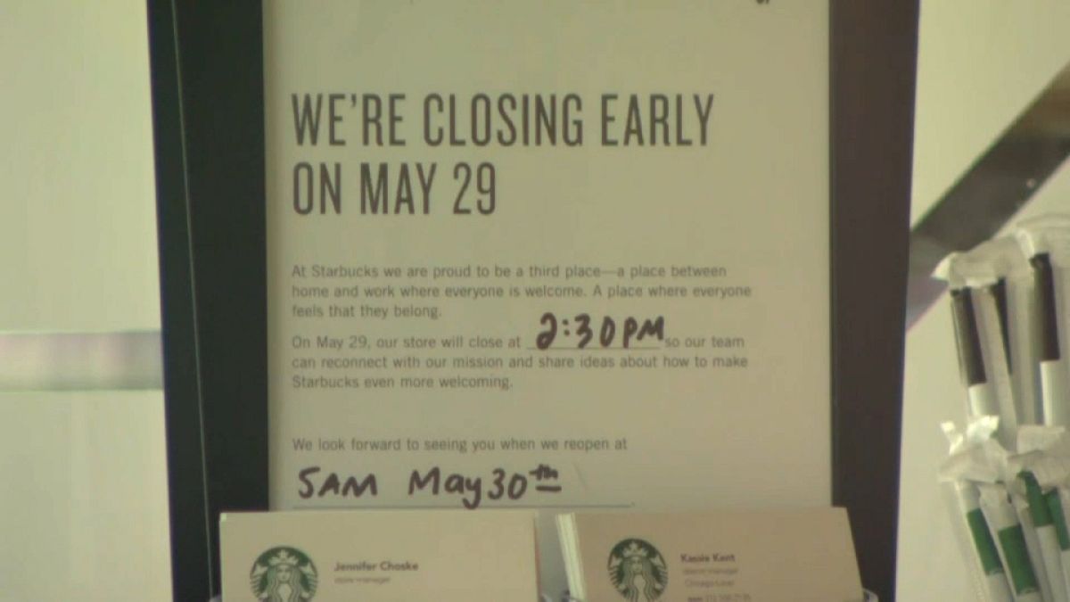 Dipendenti Starbucks a lezione di anti-razzismo