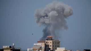 دخان يتصاعد عقب غارة جوية اسرائيلية بغزة يوم الثلاثاء