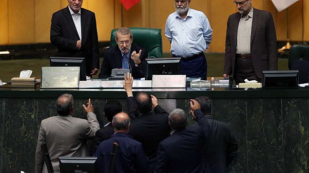 لاریجانی به زحمت رئیس مجلس ماند لاریجانی به زحمت رئیس مجلس ماند