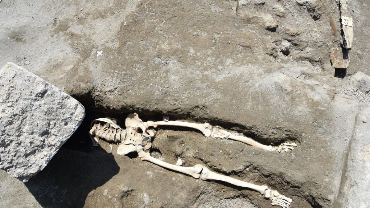 Πομπηία: Ανακάλυψαν σκελετό άνδρα που καταπλακώθηκε από βράχο ενώ έτρεχε 