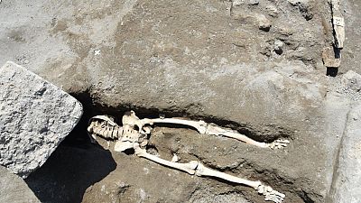 Πομπηία: Ανακάλυψαν σκελετό άνδρα που καταπλακώθηκε από βράχο ενώ έτρεχε