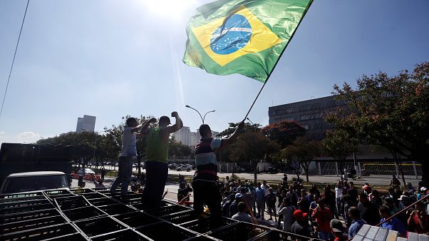 Greve na Petrobras declarada ilegal, camionistas continuam com movimento Greve na Petrobras declarada ilegal, camionistas continuam com movimento