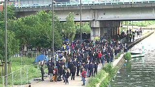 Evacúan el mayor campamento de inmigrantes de París