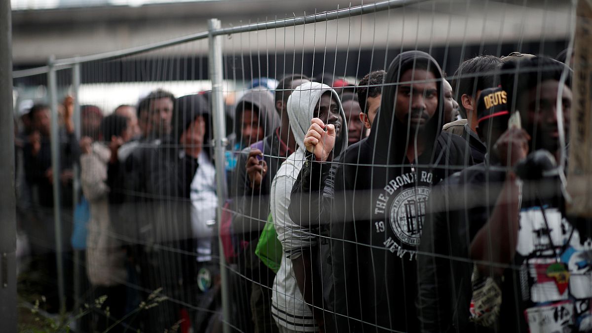 Polizei räumt Flüchtlingslager mit 2000 Bewohnern