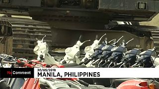 شاهد: تحطيم سيارات ودراجات هوائية "مهربة" فاخرة في الفلبين