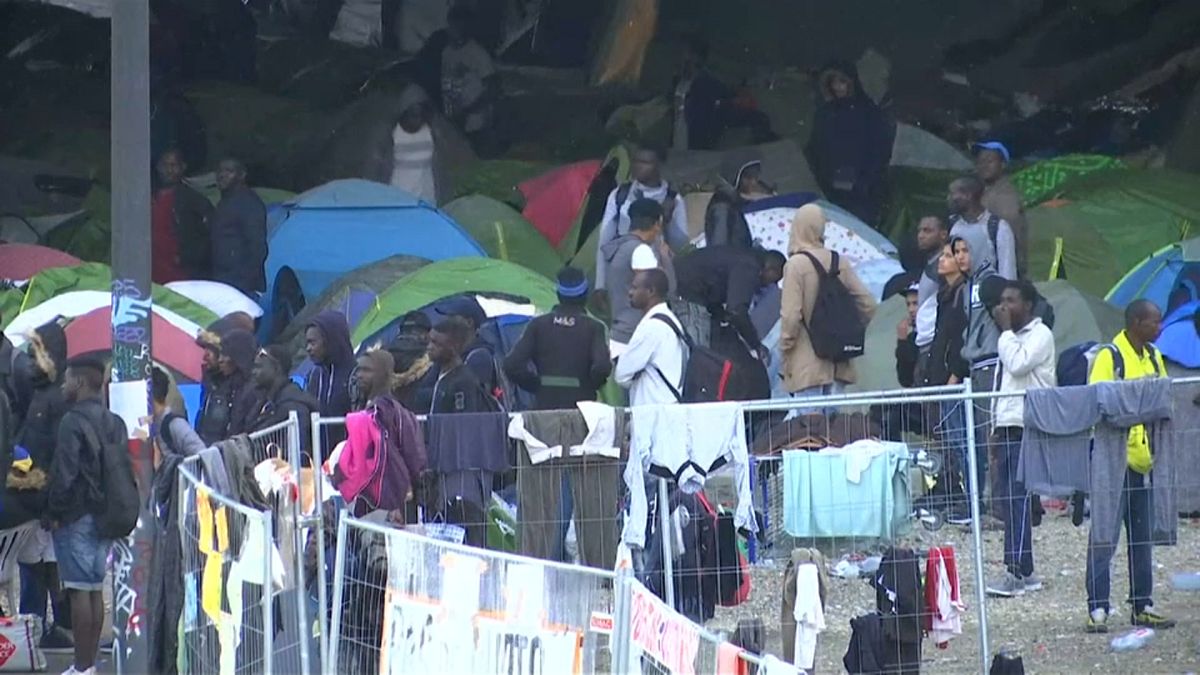 Parigi: evacuato il maggiore campo migranti della città
