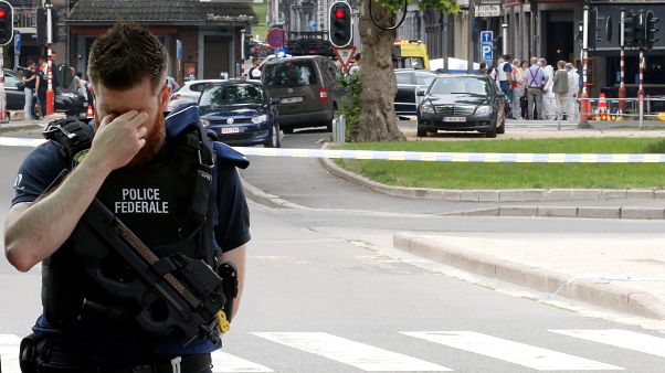 رجل شرطة في موقع حادث إطلاق النار الذي وقع في ليج في بلجيكا يوم الثلاثاء. رجل شرطة في موقع حادث إطلاق النار الذي وقع في ليج في بلجيكا يوم الثلاثاء.