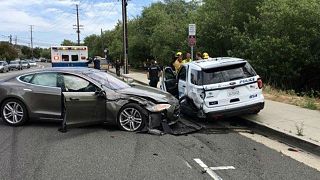 Une Tesla en mode "Autopilot" percute une voiture de police