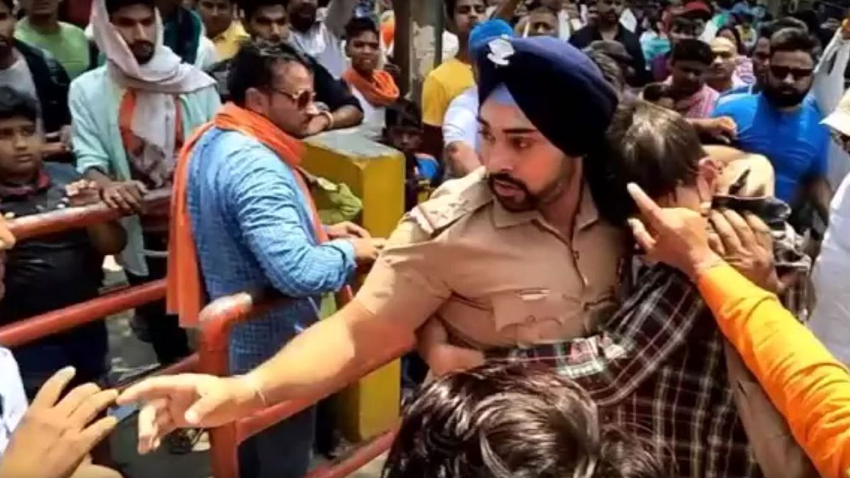 الشرطي الهندي خلال دفاعه عن الشاب المسلم