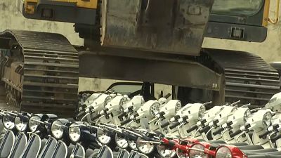Уничтожение конфискованных мотоциклов на Филиппинах