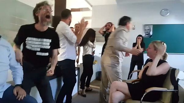 Esta es la eufórica reacción de los compañeros de Babchenko al descubrir que estaba vivo Esta es la eufórica reacción de los compañeros de Babchenko al descubrir que estaba vivo
