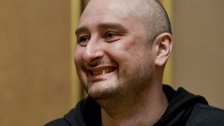 La finta morte del cronista russo, tra festa e critiche