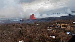 الحمم البركانية تزحف باتجاه المناطق السكنية في هاواي