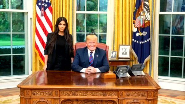 ترامب يستقبل كيم كرداشيان في البيت الأبيض للحديث عن أوضاع السجون ترامب يستقبل كيم كرداشيان في البيت الأبيض للحديث عن أوضاع السجون