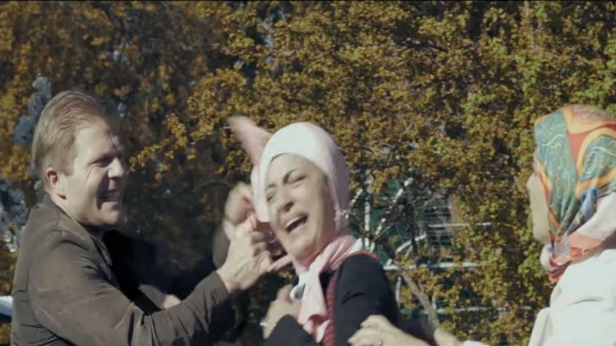 ممثلة مصرية تتعرض للعنصرية أثناء تصويرها مسلسل في المجر