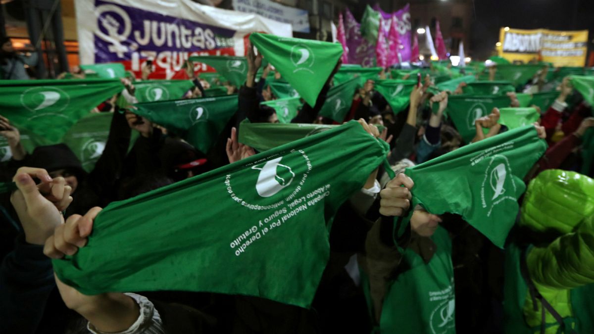 متظاهرات يحملن مناديل خضراء خارج الكونجرس في بوينس آيرس - المصدر: رويترز