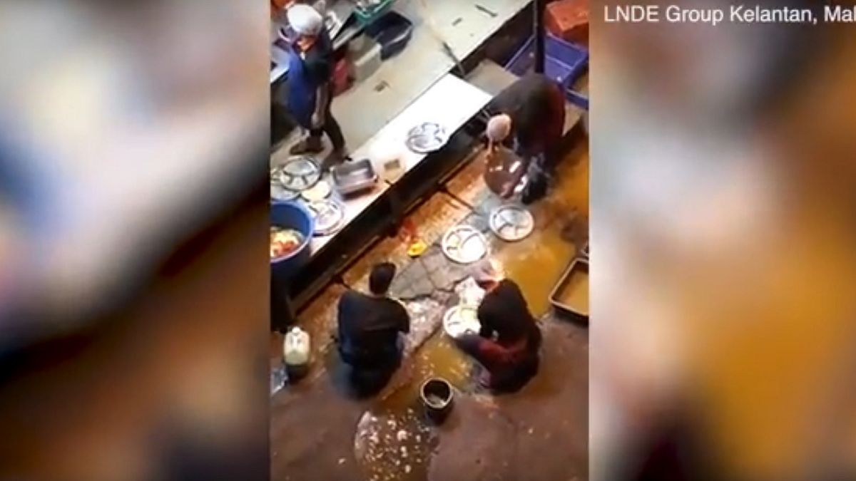 Лужа вместо раковины: как мыли посуду в ресторане в Малайзии?