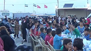 شاهد: إفطار جماعي للأيتام السوريين بالقرب من اسطنبول