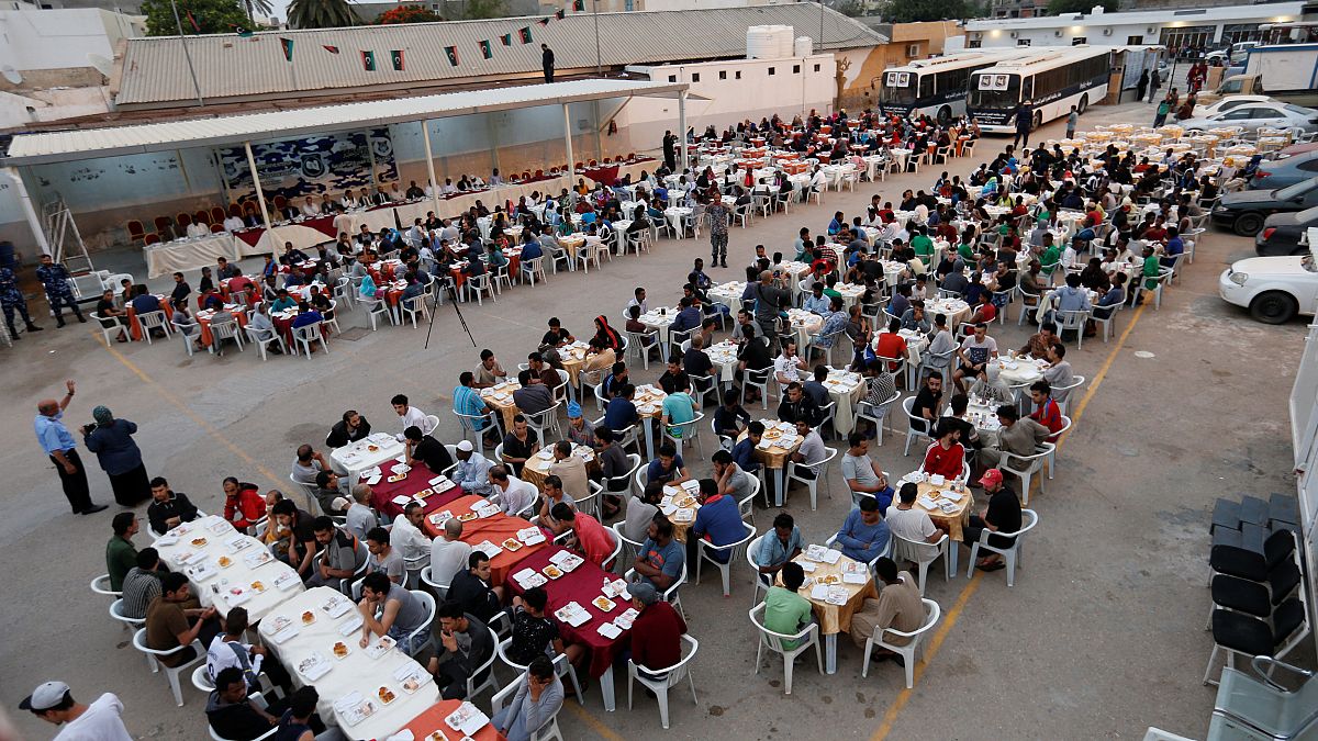شاهد: مركز احتجاز المهاحرين غير الشرعيين بطرابس يقيم إفطارا جماعيا