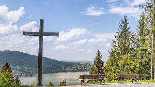 Ein Kreuz ragt über dem bayrischen Tegernsee