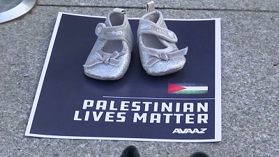 حذاء طفلة في تظاهرة ببروكسل لتنديد بمقتل الأطفال في غزة