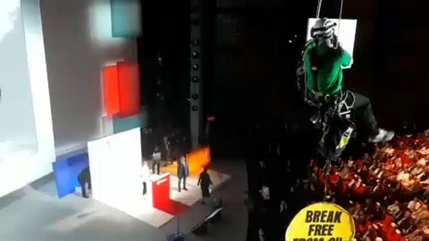 250 aktivista rontott be a Total közgyűlésére 250 aktivista rontott be a Total közgyűlésére