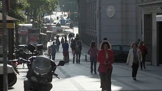 Incertidumbre en las calles españolas tras la salida de Rajoy