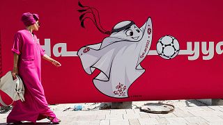 Représentation de La'eeb, la mascotte de la Coupe du monde 2022, dans une rue de Doha, le 13 octobre 2022