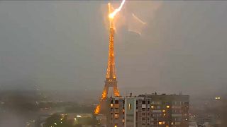 Ein Blitz schlägt in den Eiffelturm ein
