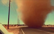 Redemoinho surpreende condutor nos EUA