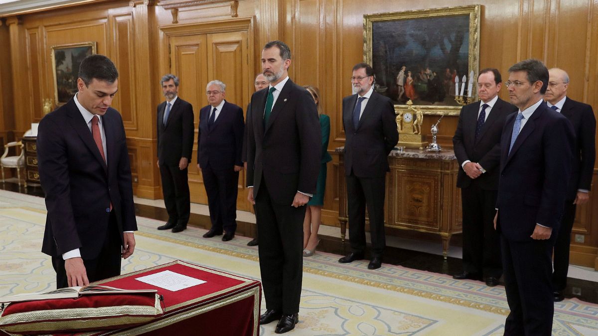 Pedro Sanchez (PSOE) saudado pelo antecessor Mariano Rajoy (PP)