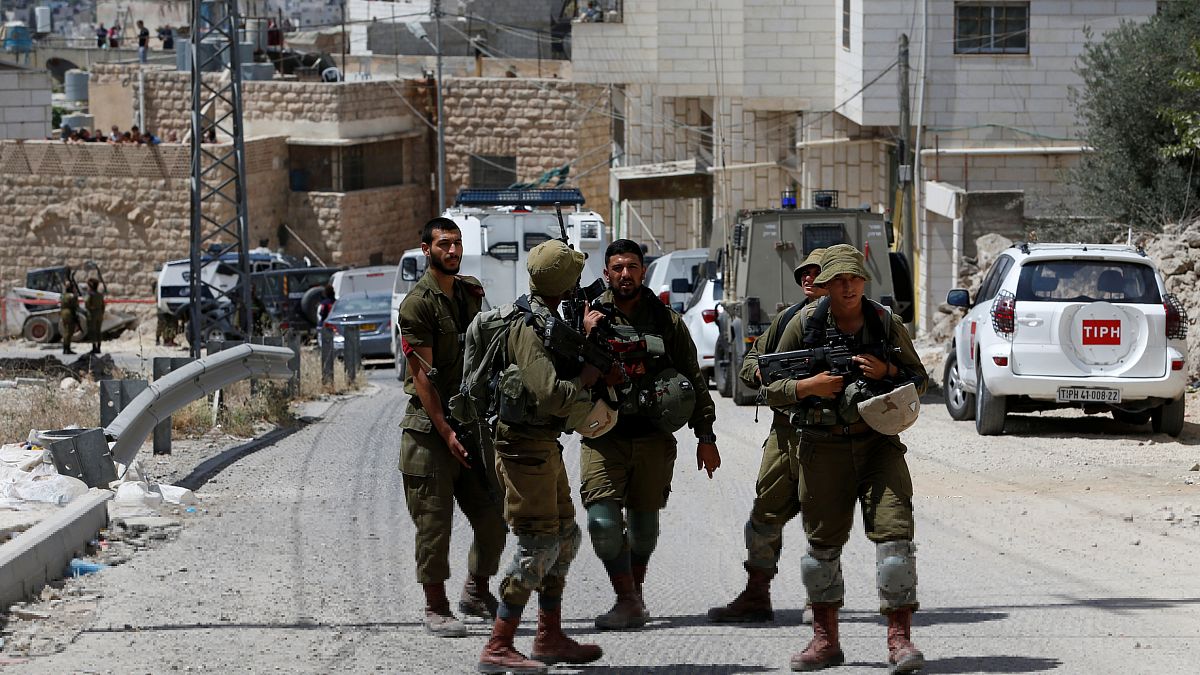 مقتل فلسطيني أثناء محاولته دهس جنود إسرائيليين في الخليل.