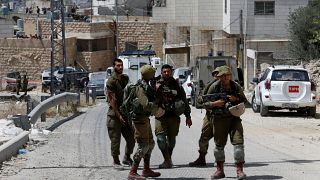 مقتل فلسطيني أثناء محاولته دهس جنود إسرائيليين في الخليل.