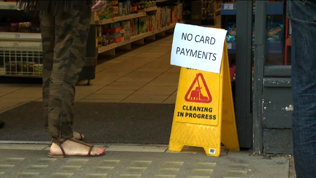 لافتة على بوابة متجر: لا يمكن الدفع بواسطة البطاقات (الألكترونية).