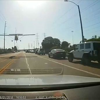 فرود اضطراری یک هواپیما در وسط خیابان‌های لس‌آنجلس