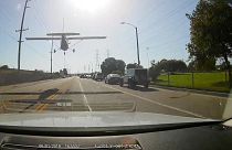 Ein Flugzeug landet in Los Angeles auf einer Straße