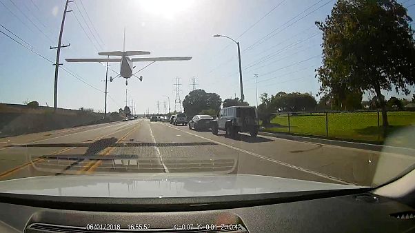 Ein Flugzeug landet in Los Angeles auf einer Straße Ein Flugzeug landet in Los Angeles auf einer Straße