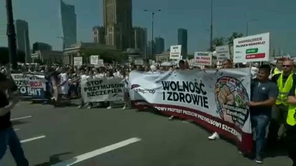 Polonya'da zorunlu aşı karşıtlarından gösteri yürüyüşü Polonya'da zorunlu aşı karşıtlarından gösteri yürüyüşü